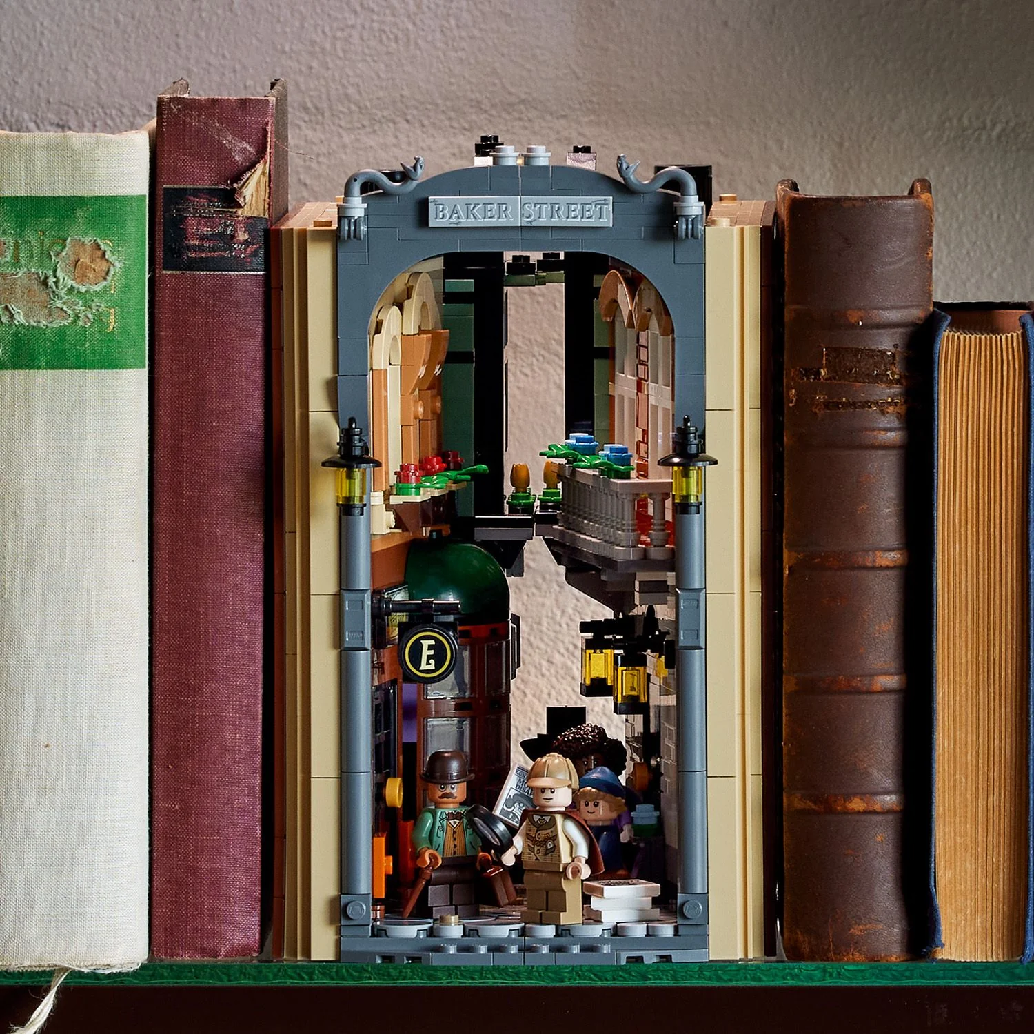 LEGO® ICONS Sherlock Holmes: Book Nook